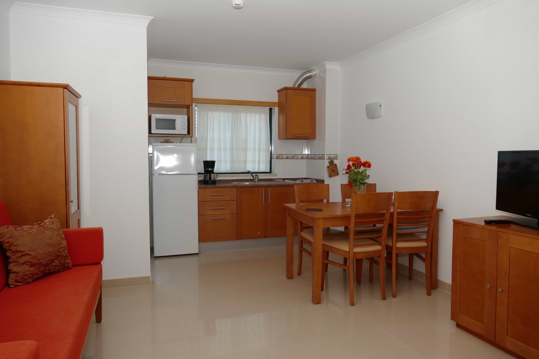 Sala e kitchenette do apartamento T1 Altura Park