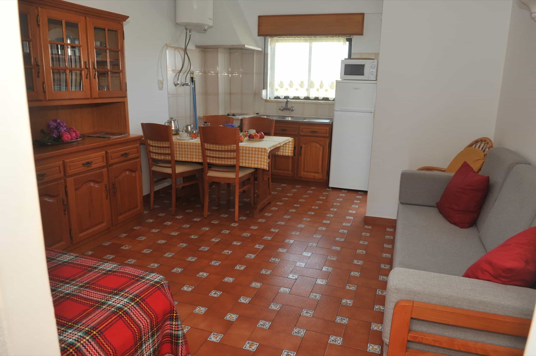 Sala e kitchenette do apartamento T1 Turcongel